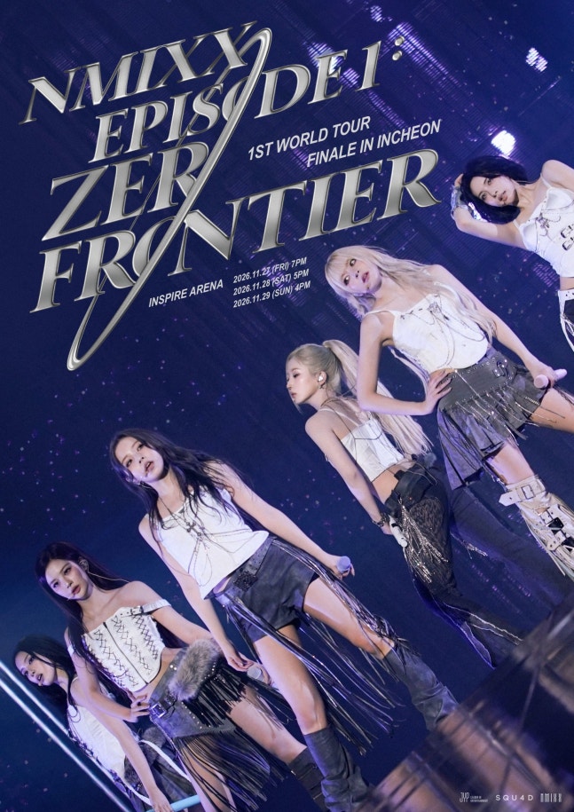 NMIXXのメンバーが白い衣装でステージに立つ「EPISODE 1: ZERO FRONTIER」仁川公演のポスター