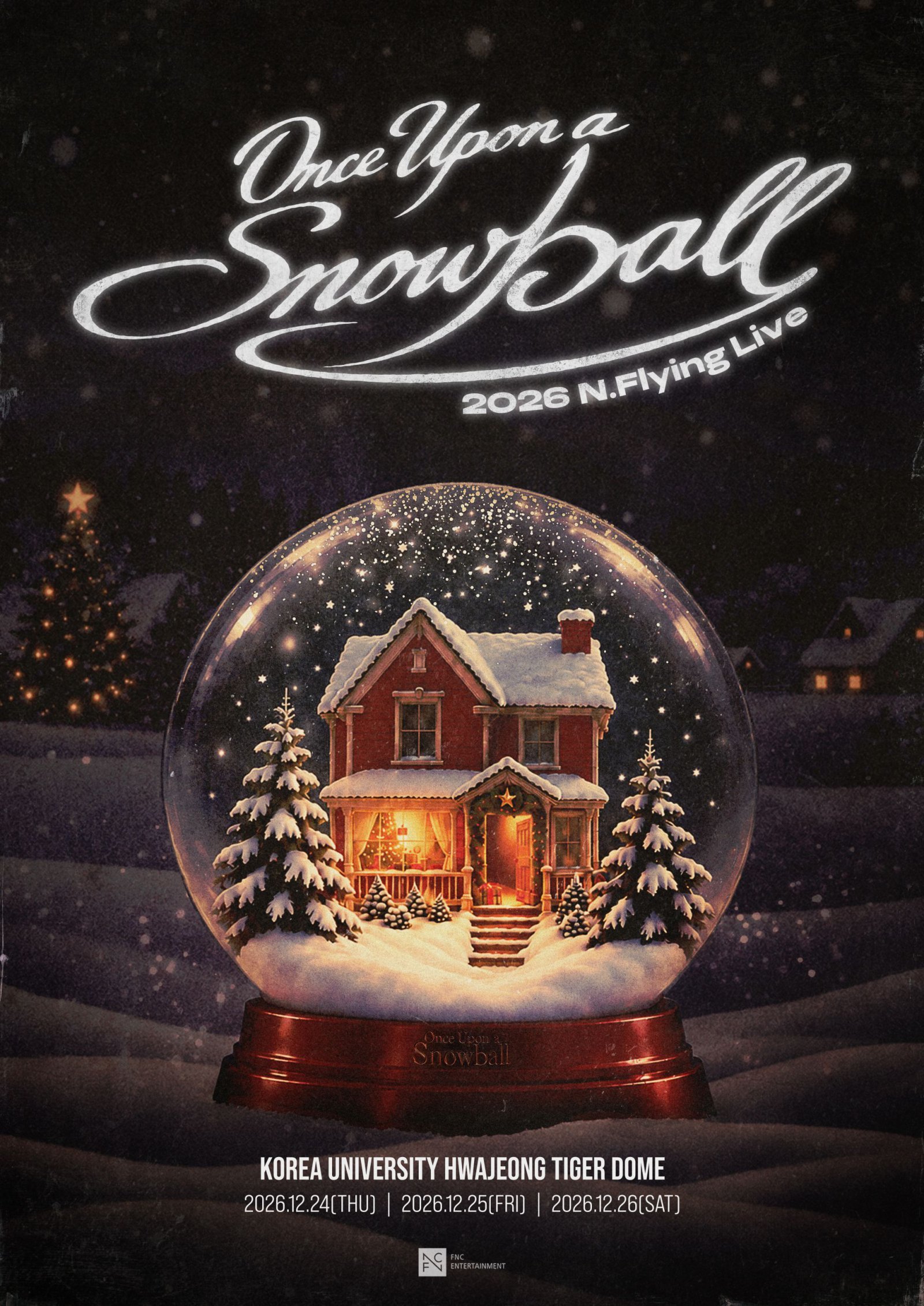 雪景色の家を描いたN.Flyingのクリスマスコンサート「Once Upon a Snowball」告知ポスター。12月24日から26日まで高麗大学ファジョン体育館で開催と記載。