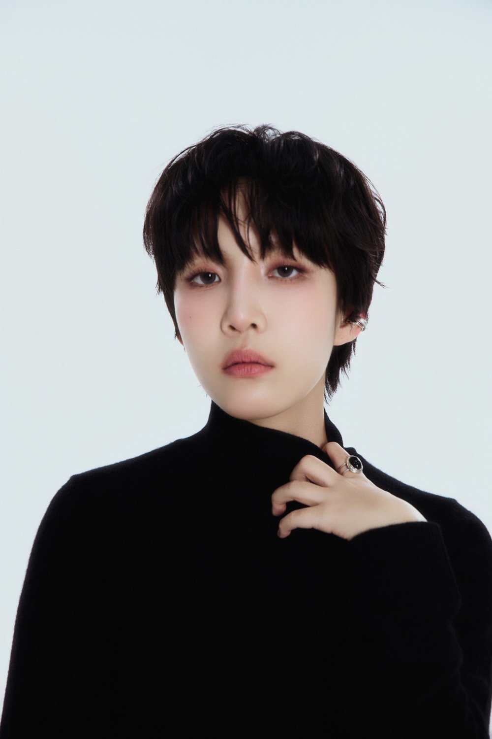 黒い服を着た歌手キム・ナヨンのポートレート