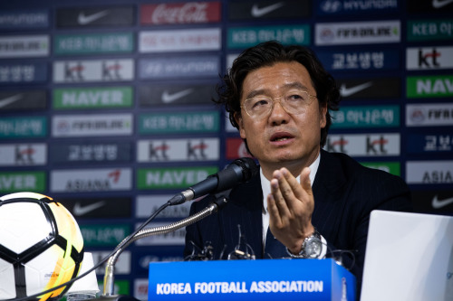 "<b>신태용 감독</b>, 차기 <b>감독</b> 후보군에"… 김판곤 위원장 "철학이 <b>감독</b> 선임...