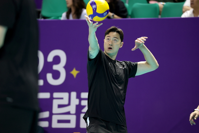 [이야기가 있는 스포츠] OK금융 <b>황동일 코치</b>, 1년차 세터<b>코치</b>로 변신…...