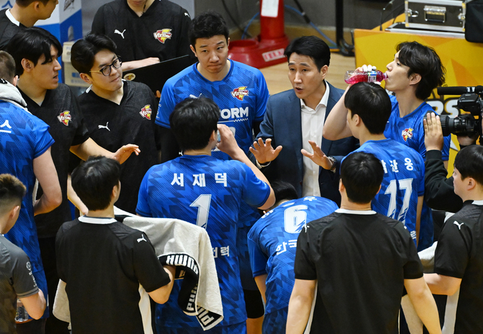 <b>한국전력</b>, KB손보 꺾고 5위로 시즌 마무리…‘타이스 24점’