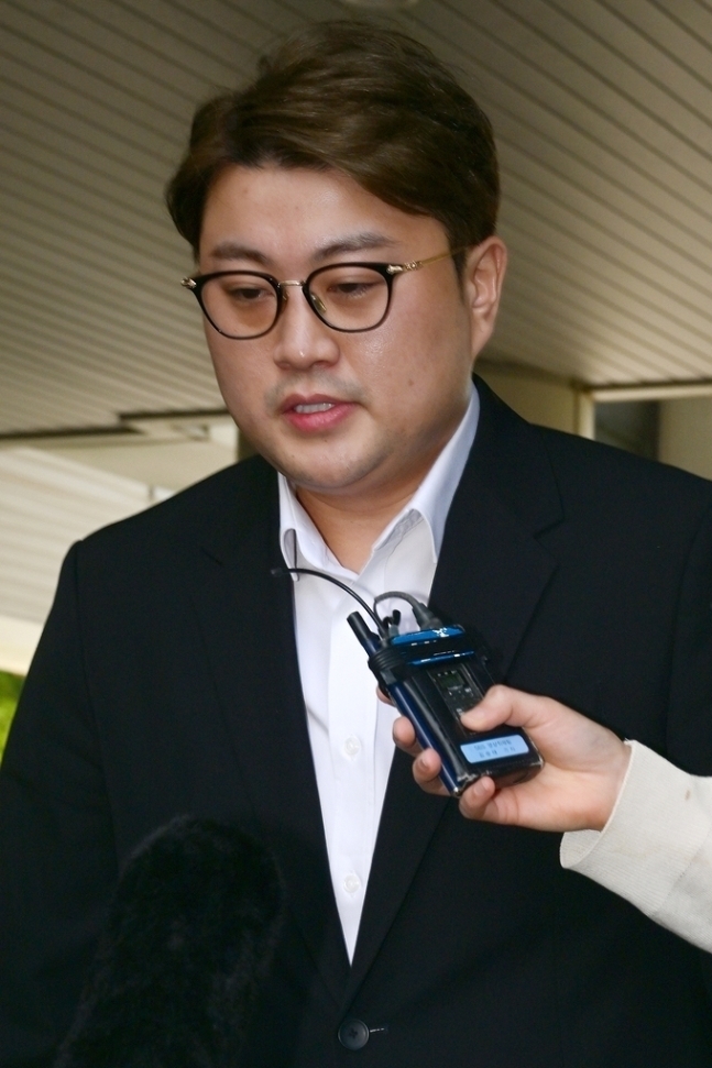 [온탕냉탕] 이광기 <b>딸</b>, 축구선수 정우영과 결혼→'횡령 논란' 황정음 방...