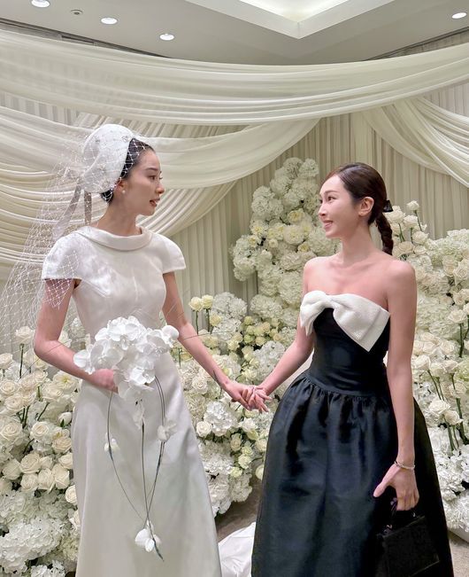 <b>제시카</b>, <b>아이린 결혼식</b>서 ‘찐친’ 케미…블랙 드레스 여신 자태 눈길