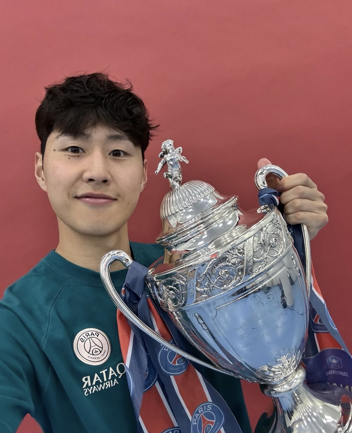 그라운드 밖에서 뜨거운 <b>이강인</b>, 열애설부터 <b>이적설</b>까지 활활···PSG 지...
