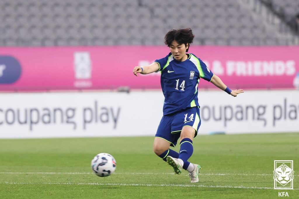 2분 만에 터진 2000년생 <b>정민영</b>의 데뷔전 <b>데뷔골</b>! 신상우호 홈 A매치 첫...