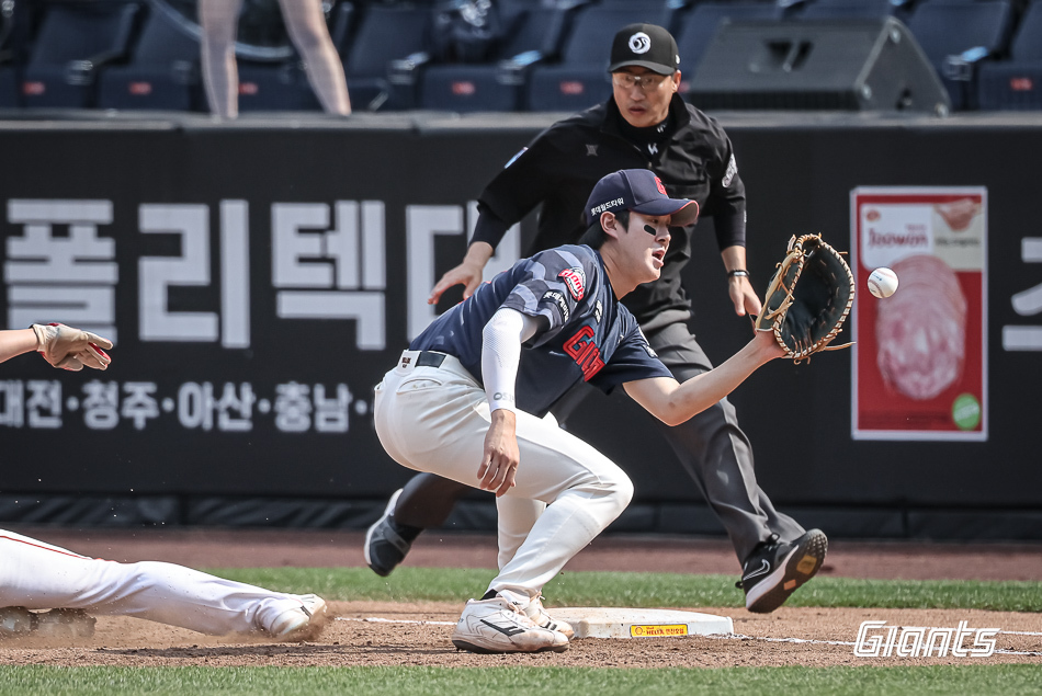 <b>부상</b> 악재 덮친 롯데…<b>나승엽</b>, 수비 훈련 중 <b>부상</b> “입원 후 검진”