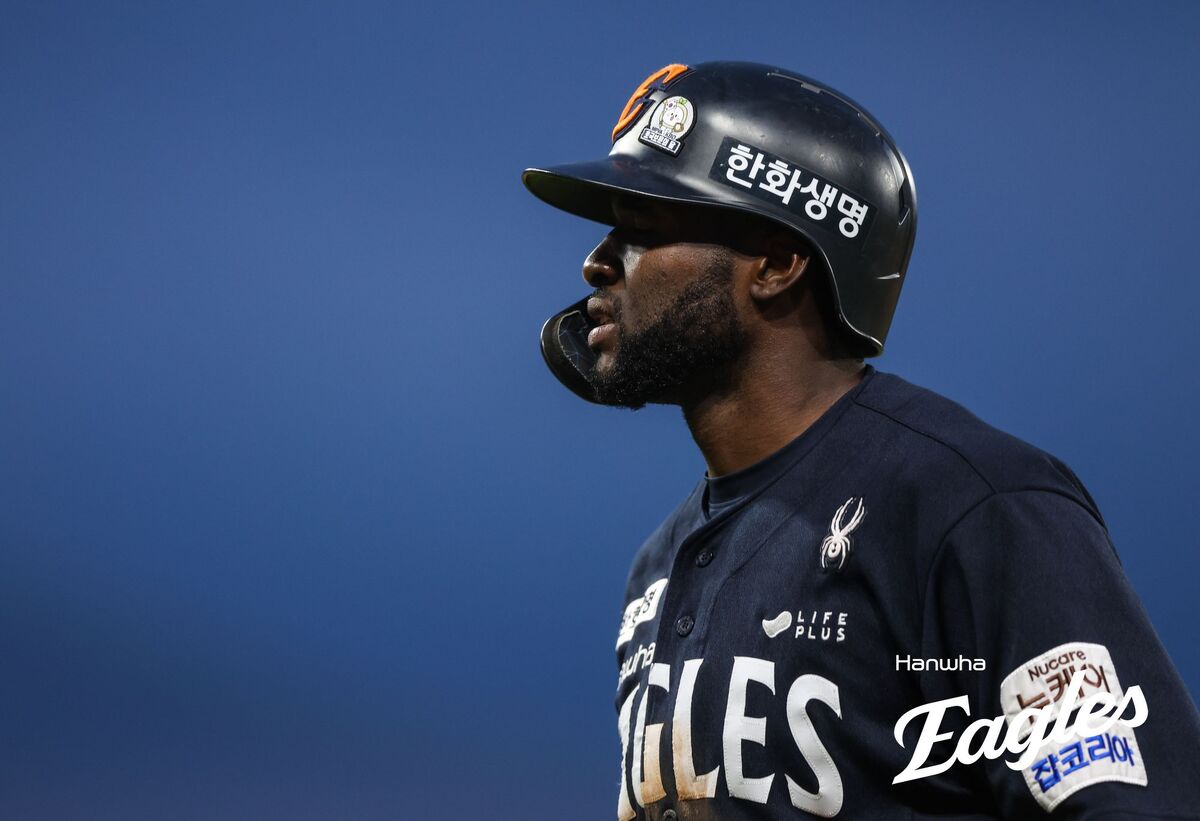 ‘손등 <b>부상</b>’ <b>플로리얼</b>…한화, 단기 대체 외인 찾는다