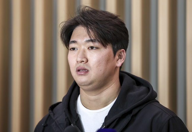 ‘방출 칼날’ 마주한 고우석, 전격 복귀 가능할까… 차명석 LG 단장 “어떤 이야기도 나누지 않았다. 선수 결정에 달린 문제”