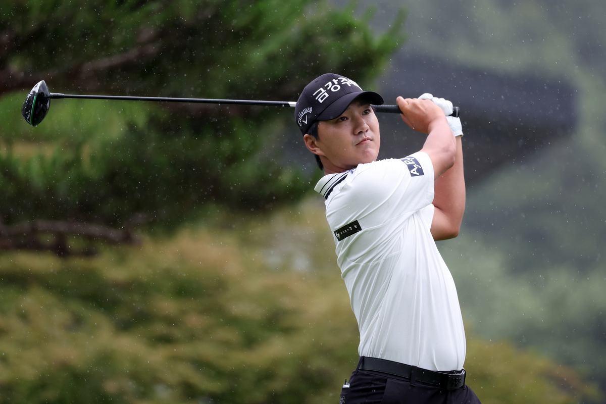 3년 만의 통산 2승 정조준… <b>신용구</b>, <b>KPGA 선수권</b> 이틀 연속 1위
