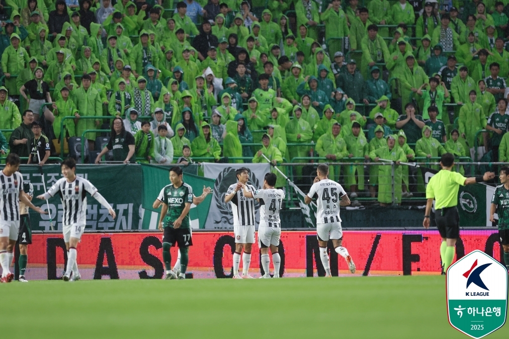 16경기 무패… ‘우중혈투’ <b>전북</b>, FC<b>서울</b>과 1-1 <b>무승부</b>