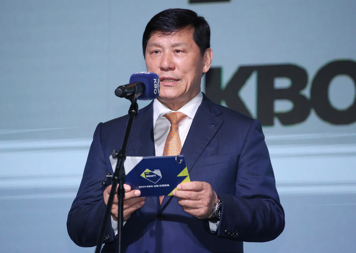 ‘팬 퍼스트’ 외친 <b>허구연</b> KBO <b>총재</b>, 7일 ‘<b>크보 라이브</b>’로 팬들과 소...
