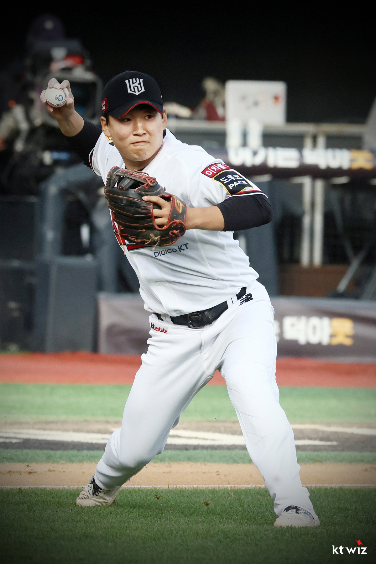 ‘마법사’ 기대감 부푼다… 7월 <b>퓨처스 루키상</b>, KT 강건&<b>상무 류현인</b> 선...