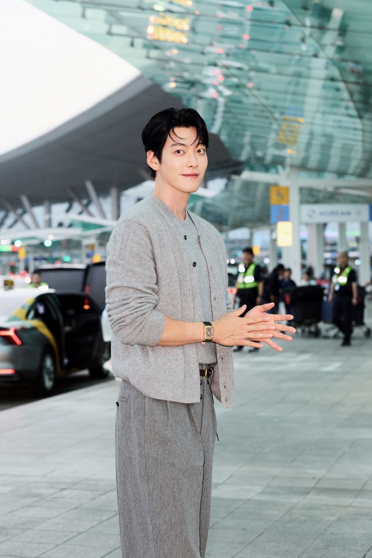 [한강로 컷] <b>김우빈</b>, <b>공항</b>에서도 돋보이는 완벽한 비주얼