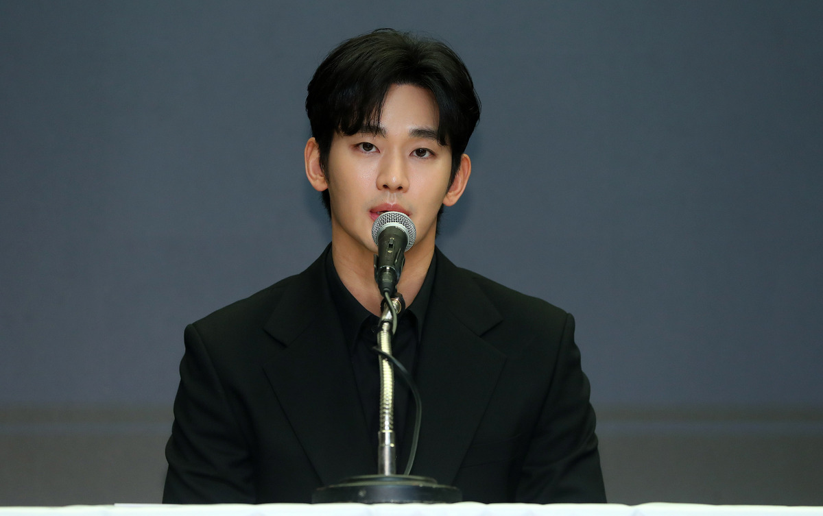 <b>김수현 소속사</b>, <b>정산금</b>·경영 <b>논란</b>에 “문제 없다” 반박