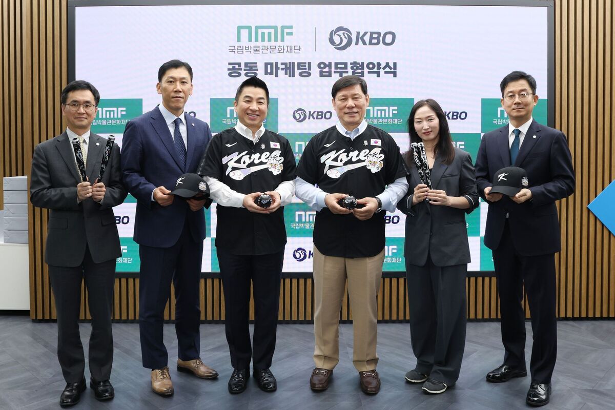 韓 전통문화 담은 <b>야구 대표팀 굿즈</b> 뜬다… KBO-국립박물관문화재단, ‘...