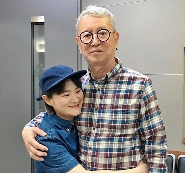 故 <b>전유성</b> 임종 지킨 <b>김신영</b>, <b>도리</b> 다하고 ‘정오의 희망곡’ 복귀