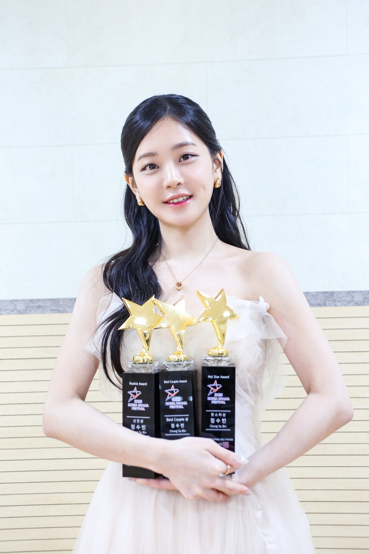 ‘선의의 경쟁’ <b>정수빈</b>, ‘2025 <b>코리아드라마어워즈</b>’ <b>3관왕</b>…“감사함...