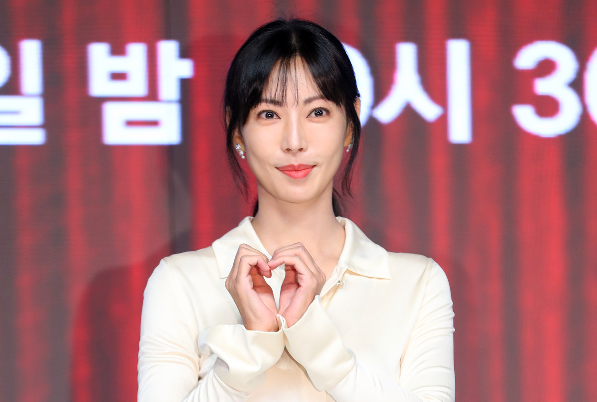 뜨거운 KS…2차전 <b>시구</b> 배우 <b>김소연</b>&애국가 성악가 신문희