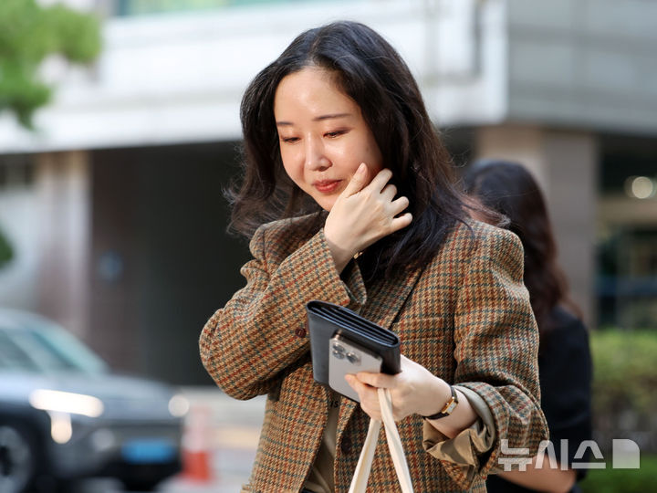 ‘어도어-<b>돌고래유괴단</b>’ <b>소송</b>서 <b>민희진</b> 증인 출석…“바보 같고 어이없...
