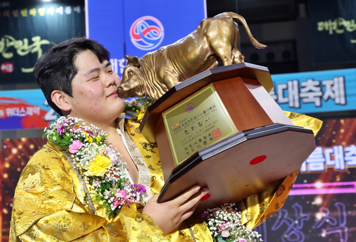 ‘괴물’ <b>김민재</b>, 의성<b>천하장사</b>씨름대축제서 3번째 <b>천하장사</b> 등극