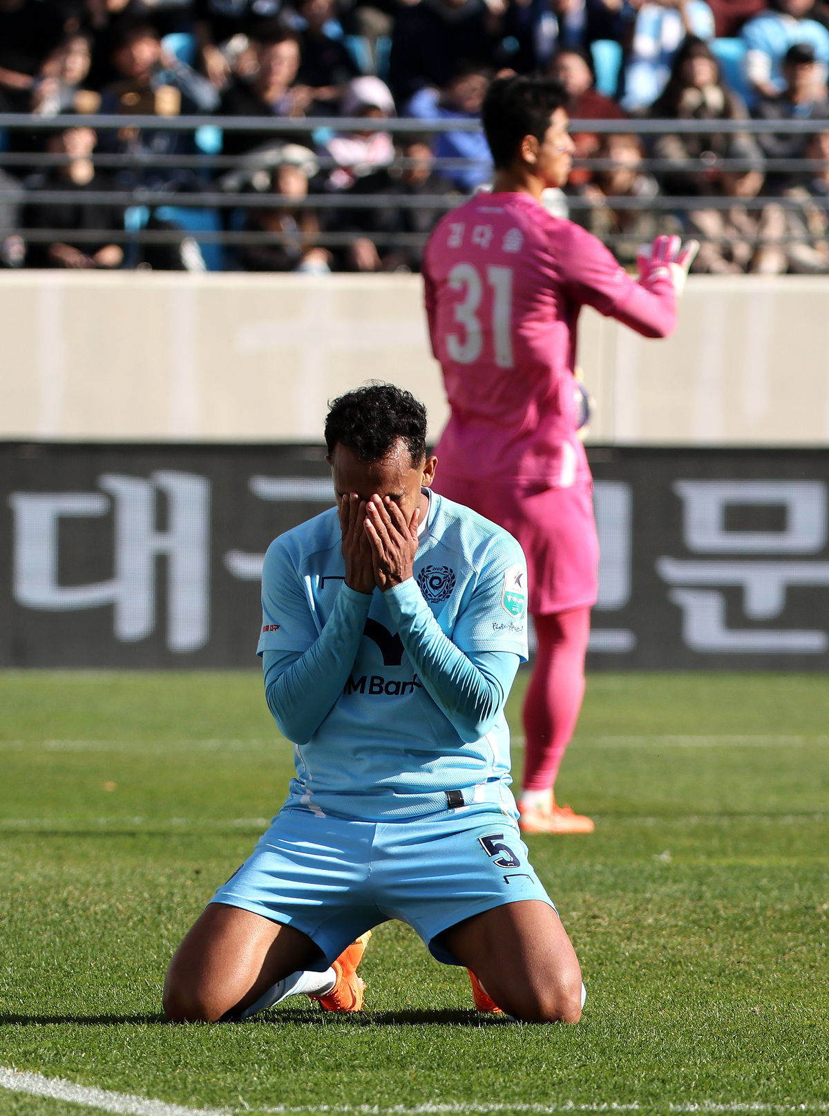<b>대구</b>FC, 10년 만에 K리그2 <b>강등</b>… 9위 울산은 간신히 <b>강등</b>권 피했다