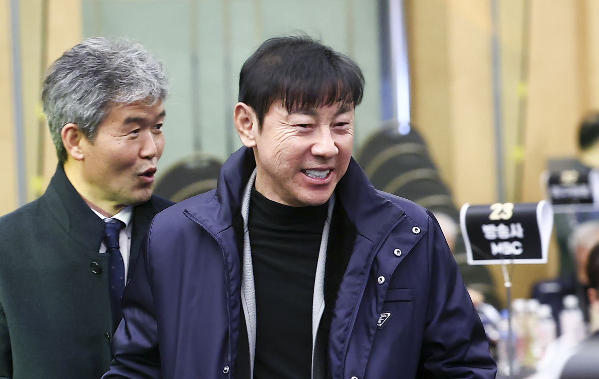 <b>폭행 논란</b>에 입 연 <b>신태용</b> 전 감독 “사실 아냐… 표현 과했던 건 미안...
