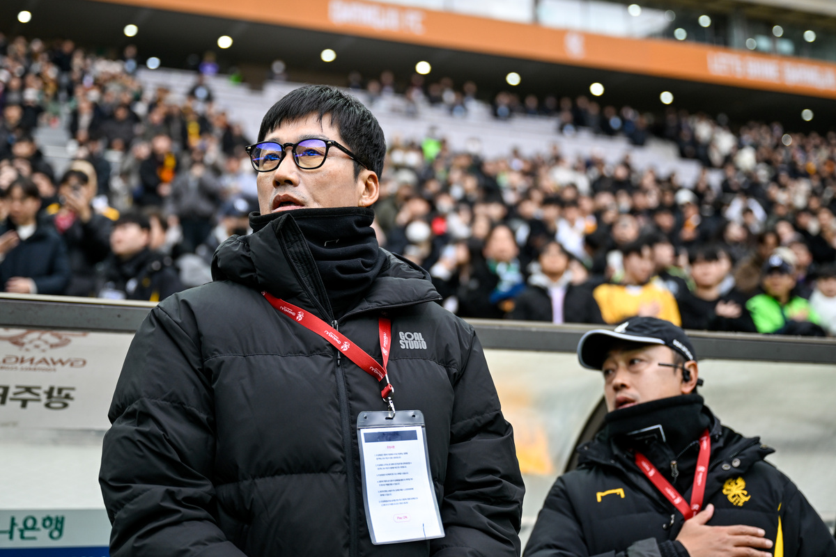 광주FC “<b>이정효 감독</b>에 최고 예우 약속… 전폭적 지원 아끼지 않겠다”