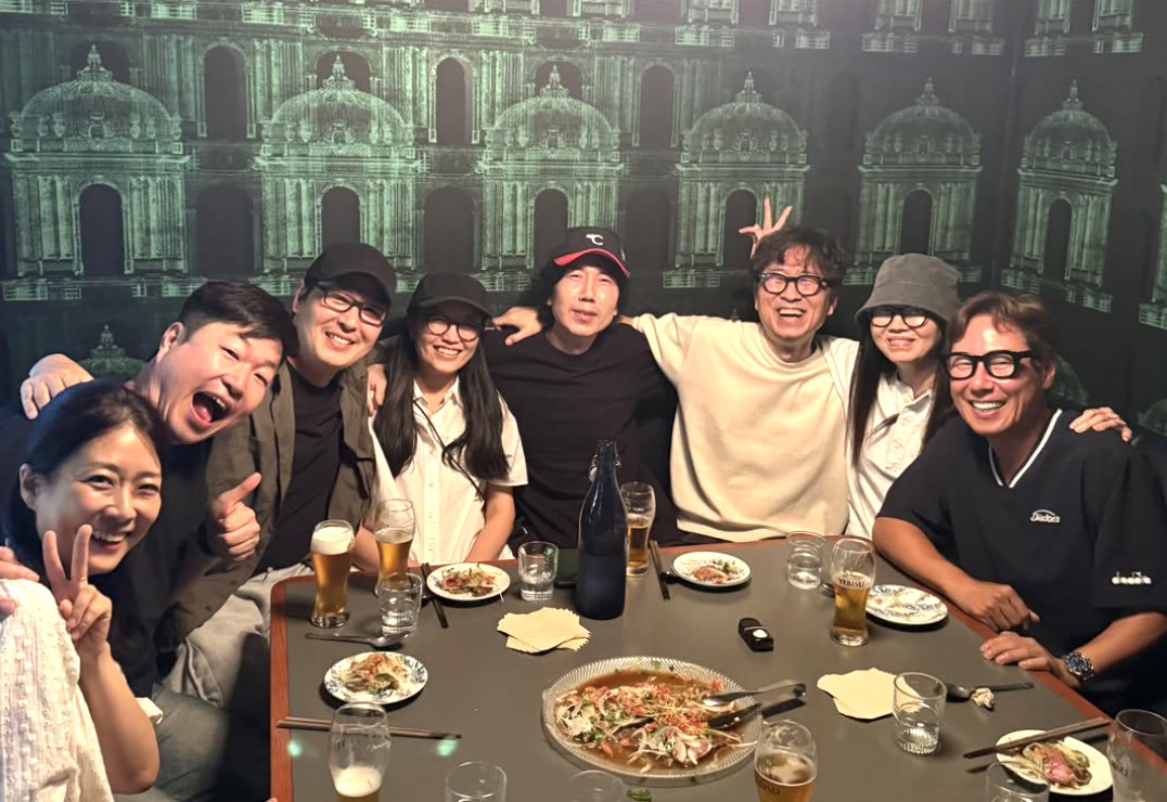 ‘<b>김은희</b>’ 장항준, 무명 시절 절친들에 통 큰 한턱…“26년어치 술값...
