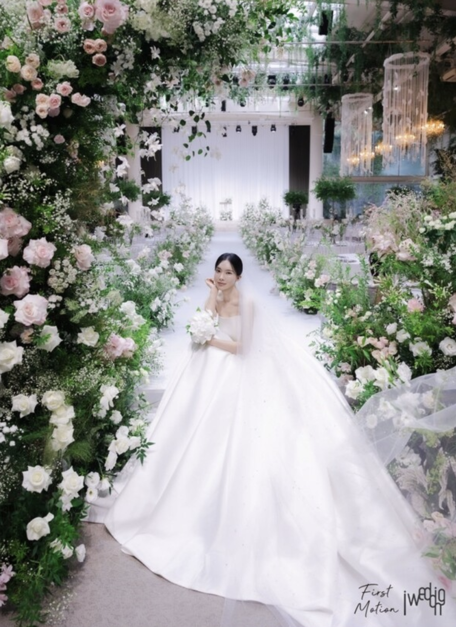 <b>김나희</b>, 비연예인 <b>사업가</b>와 <b>결혼</b>…송가인·이찬원 총출동한 본식 현장