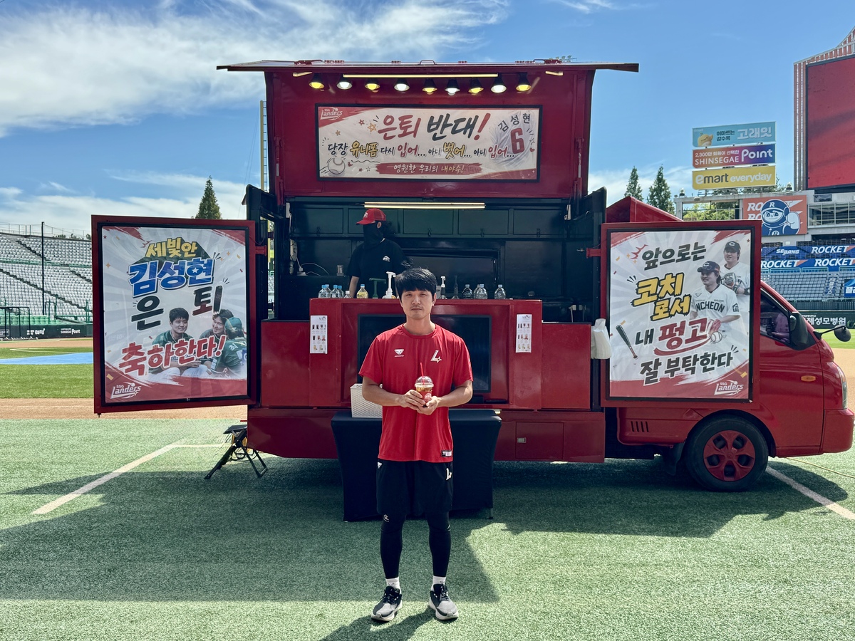 ‘찐친’의 깜짝 <b>은퇴</b>식 선물…최정 “당장 유니폼 입어, 아니 벗어, 아...