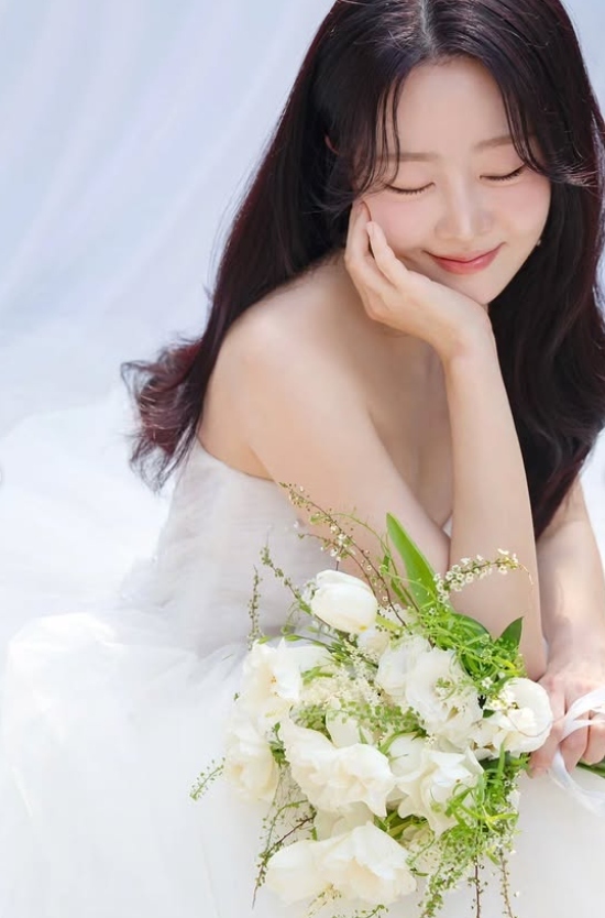 <b>라붐</b> 출신 <b>유정</b>, 깜짝 <b>결혼 발표</b>…"딸처럼 아껴주는 짝꿍 만나"