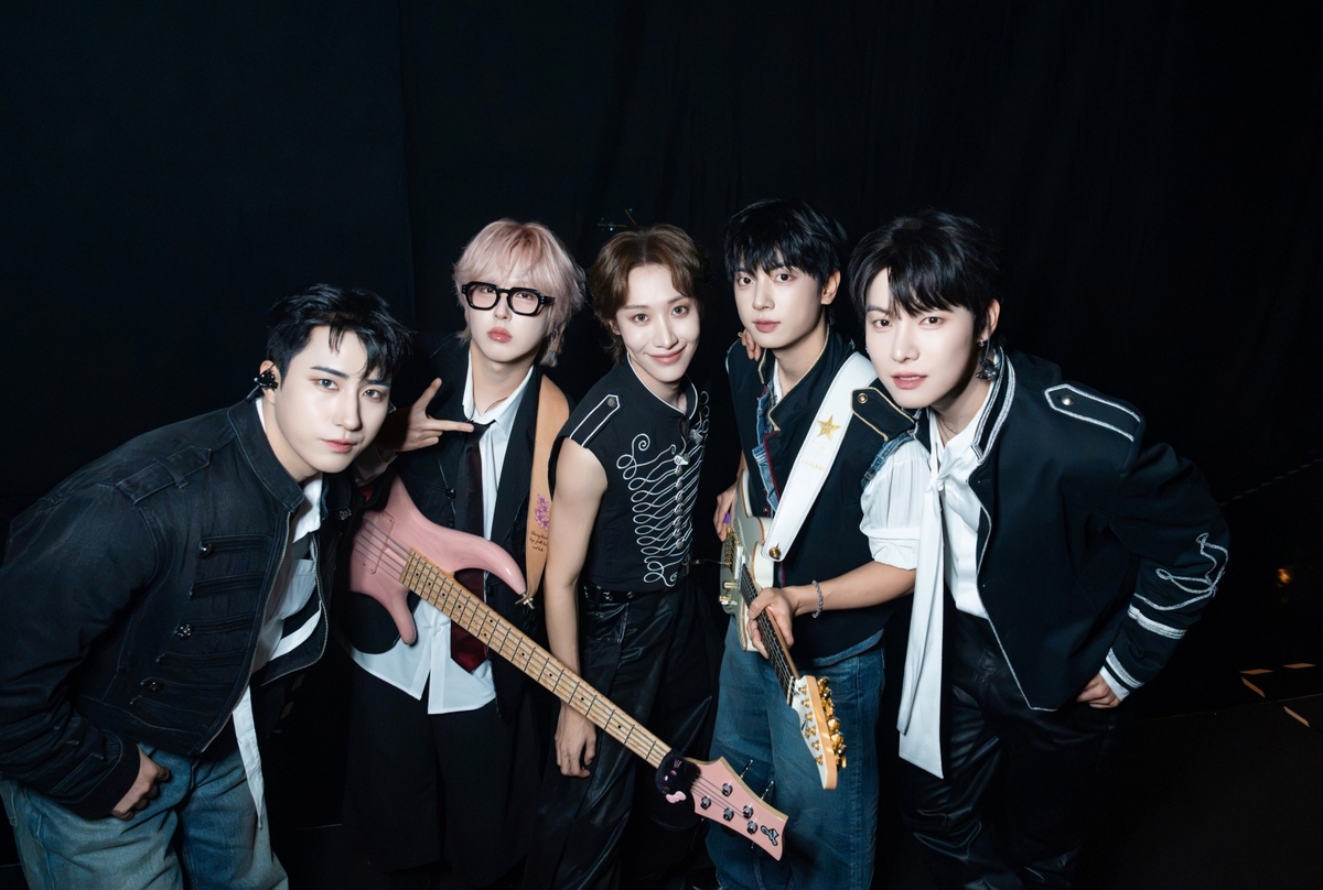 ライブ衣装を着たONEWEのメンバー5人が楽器を手に並ぶ