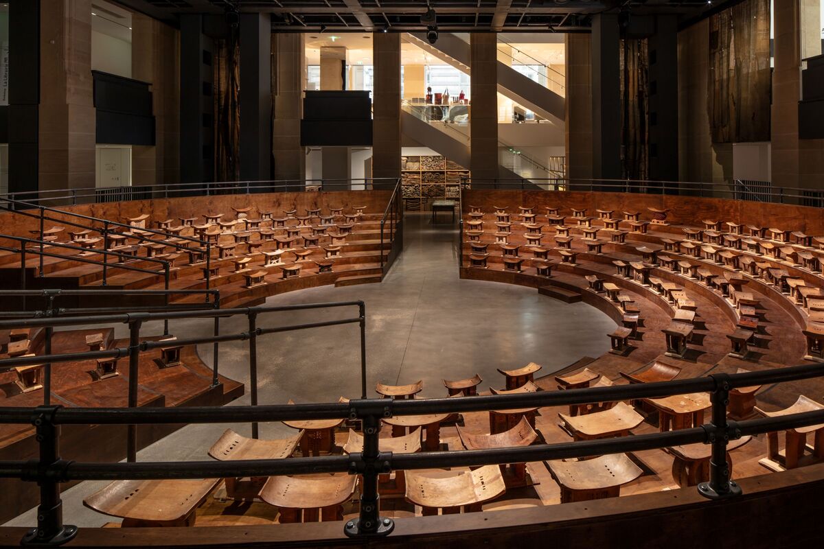 アサンテ伝統の木製椅子を並べ、議場のように構成したイブラヒム・マハマの作品「Parliament of Ghosts」
