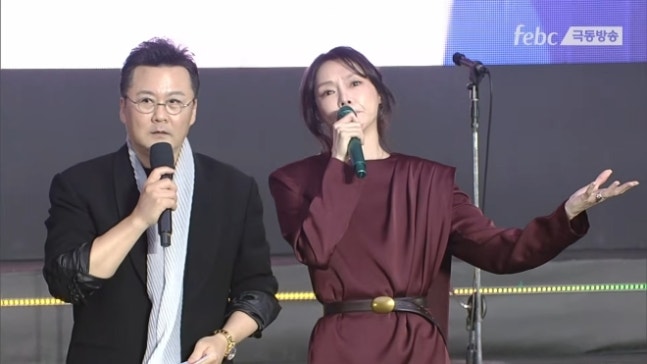 極東放送の創立70周年行事で並んで進行するコン・ヒョンジンとチャ・ジヨン