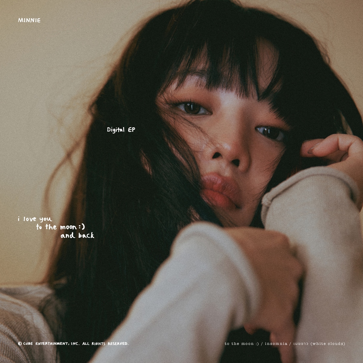 ミンニの初タイ語EP『i love you to the moon and back』のジャケット写真