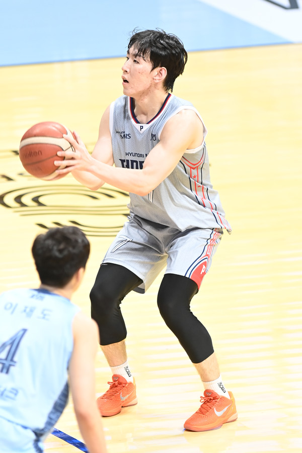 서명진 3점포 폭발→KBL 가드 GOAT <b>양동근</b> 감독에게 사령탑 <b>첫 승</b> 안겼다...