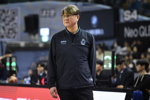 <b>완승</b>에 박수 보낸 손창환 감독 "저는 틀을 제공할 뿐, 선수들이 너무 잘...