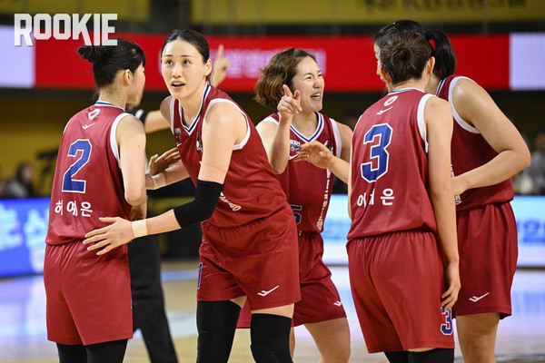 WKBL 최초 클래식 더비 '<b>청용대전</b>' <b>KB</b>가 웃었다! 박지수 복귀 속 허예은...