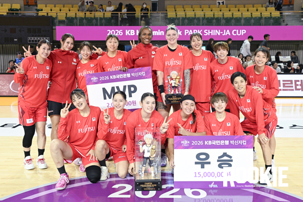 [포토] <b>후지쯔</b> 레드웨이브 '<b>박신자컵 우승</b>!'