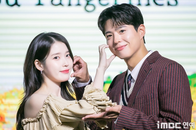 아이유와 박보검의 음악 무대