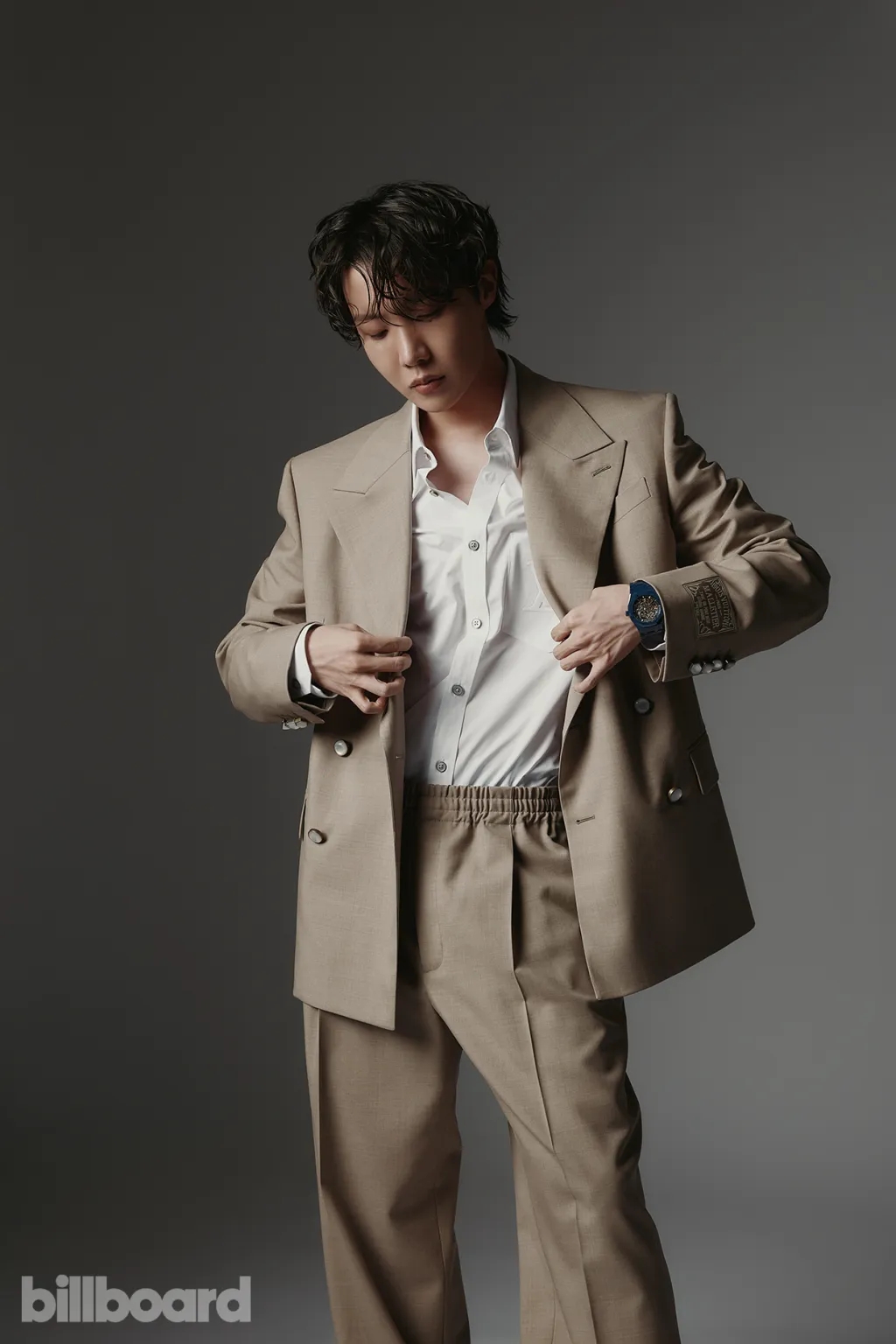 BTS <b>제이홉</b>, 美<b>빌보드 커버</b> 장식 "용기 주는 아티스트 되고파"