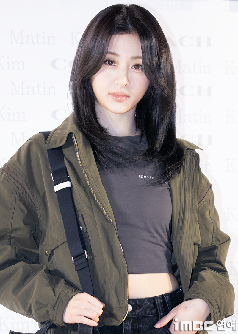 르세라핌 <b>허윤진</b>, 허리 통증→<b>위버스콘 불참</b> [공식입장]
