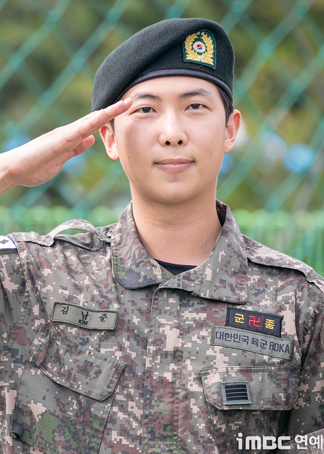 늠름한 모습으로 국방의 의무를 성실히 마친 RM님