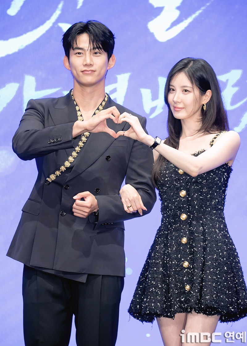 '<b>남주의 첫날밤</b>' 옥택연·서현, 병산서원 훼손 <b>논란</b>에 사과…"경각심 갖...