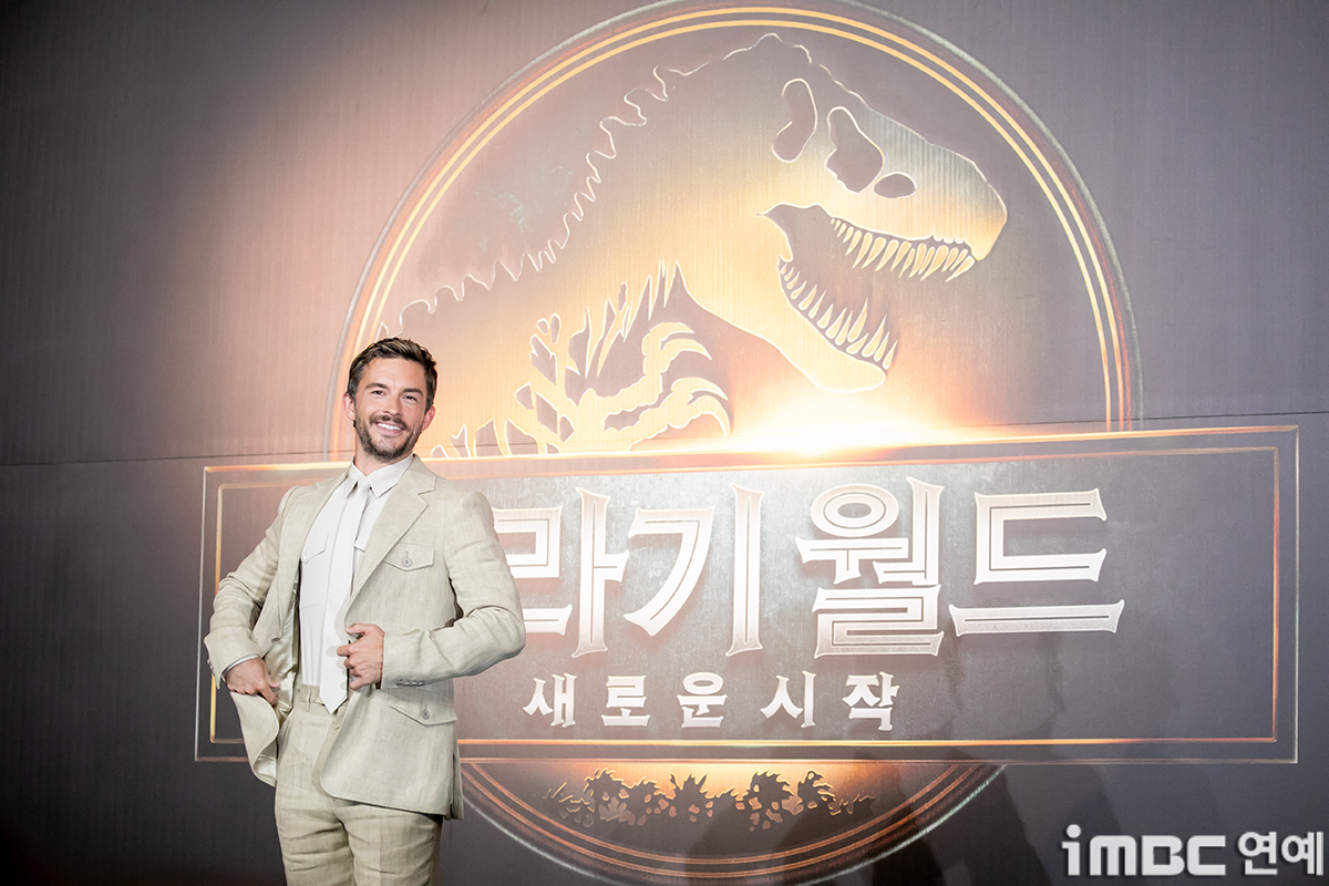 [포토] <b>조나단 베일리</b>, 완벽 K하트