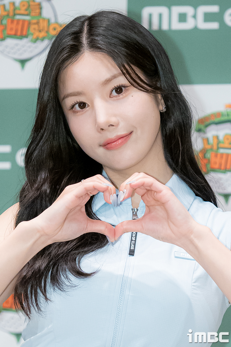 '워터밤 여신' <b>권은비</b> 어쩌나 "<b>건강 문제</b>로 의사 소견 따라 불참" [공식...