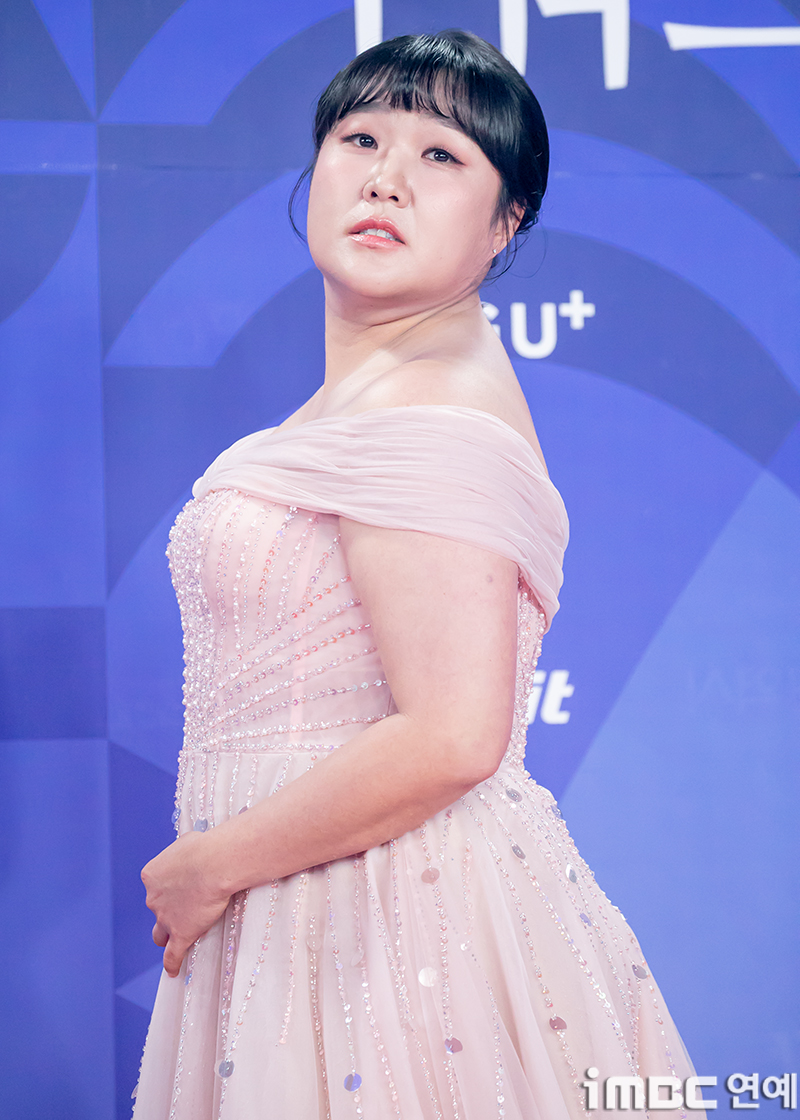 '대세' <b>이수지</b>, 올해만 벌써 트로피 5개 "가문의 영광…받은 사랑에 보...
