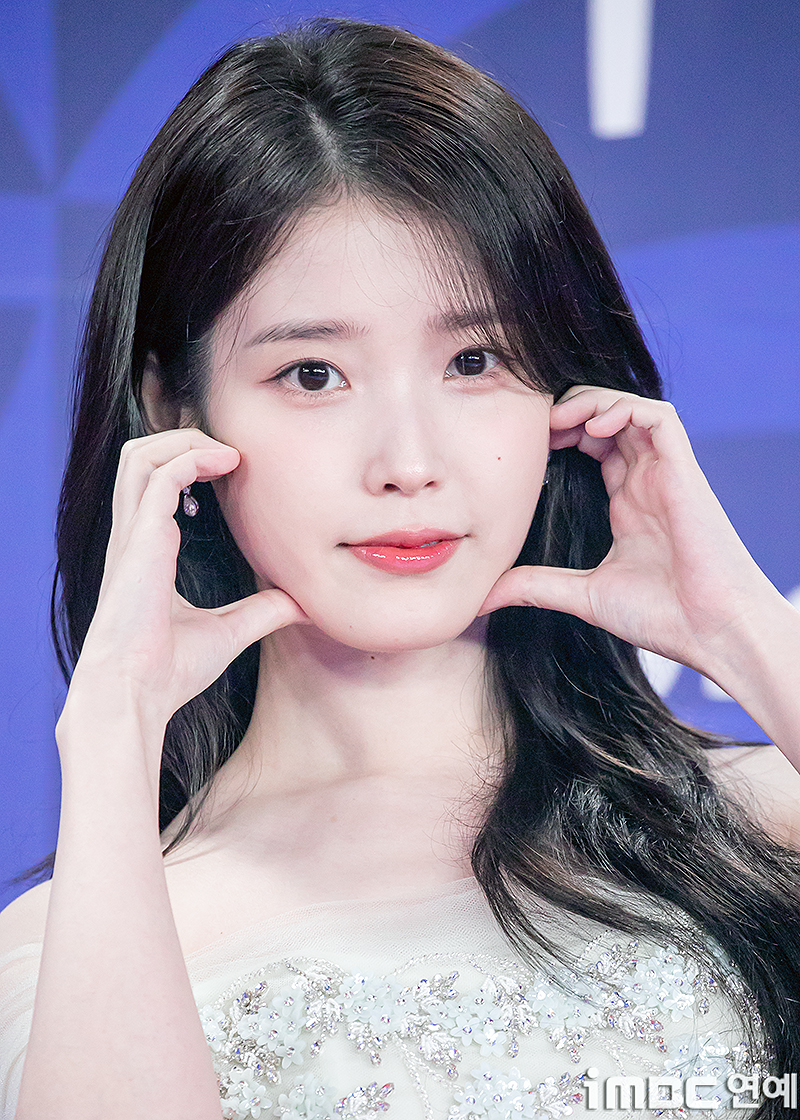 <b>아이유</b>, <b>데뷔 17주년</b> 맞아 2억 <b>기부</b>…난치병 아동→독거 노인 지원