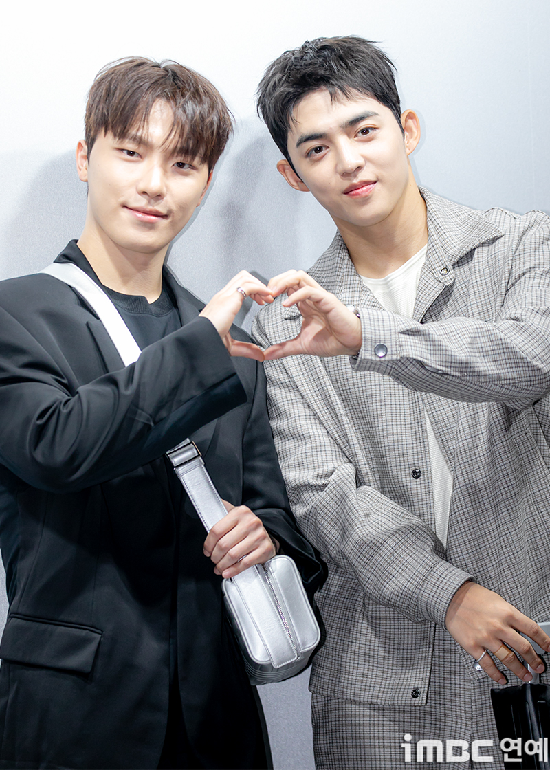 [포토] <b>세븐틴</b> <b>디노</b> <b>에스쿱스</b>, 우리 사랑해요